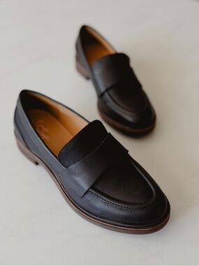 Crown Vintage Black Leather Loafers Size 6 Classic Minimal